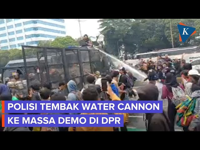 Demo di DPR Ricuh, Polisi Tembakkan Meriam Air ke Massa Aksi