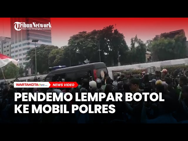 Mulai Ricuh di Depan DPR: Pendemo Lempar Botol ke Mobil Polres