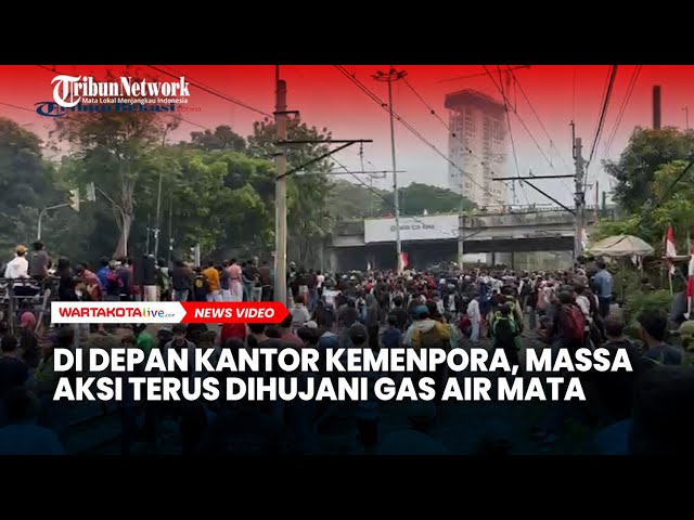 Di depan Kantor Kemenpora, Massa Aksi Terus Dihujani Gas Air Mata