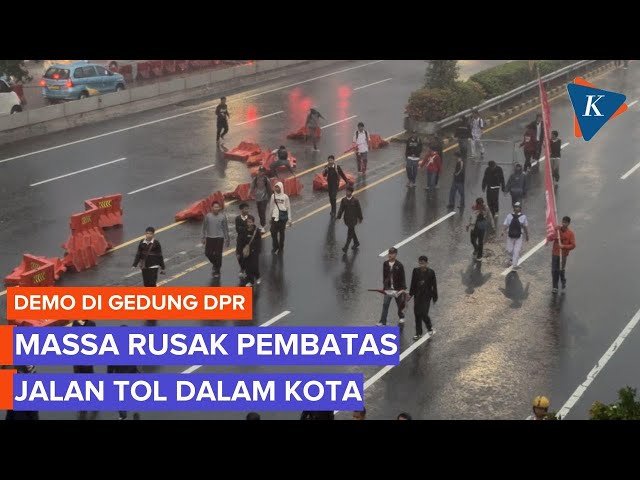 Masuk Tol Dalam Kota, Massa Demo DPR Gulingkan Pembatas Jalan