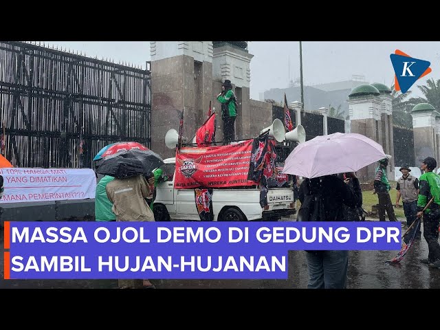 Massa Ojol Demo Sambil Hujan-hujanan di DPR: Buka Pintunya, Kami Sudah Kedinginan