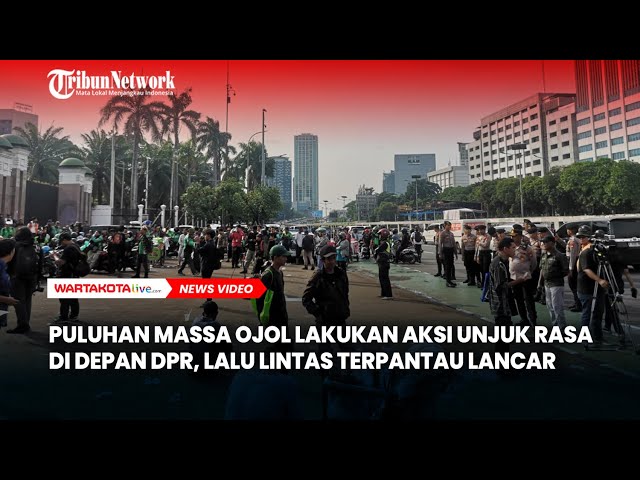 Puluhan Massa Ojol Lakukan Aksi Unjuk Rasa di Depan Gedung DPR, Lalu Lintas Terpantau Lancar