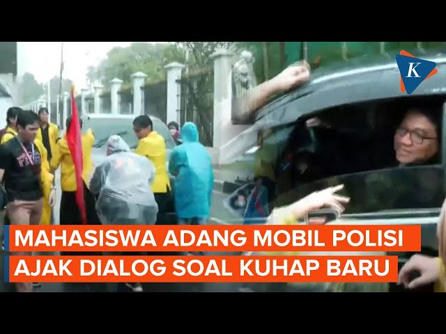 Di Tengah Hujan Deras, Mahasiswa Adang Mobil Polisi, Ajak Dialog soal KUHAP Baru