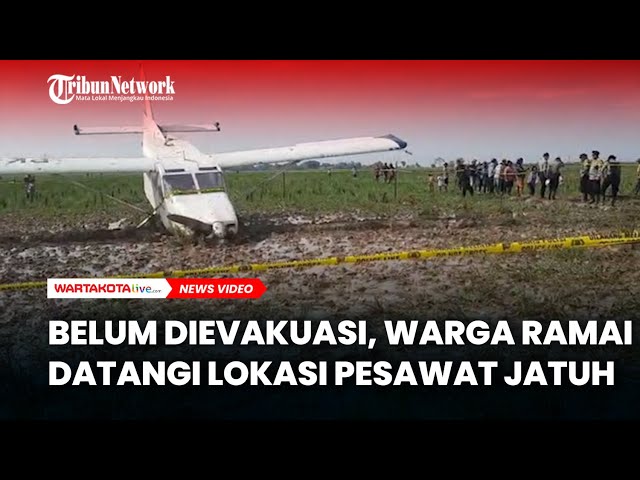 Belum Dievakuasi, Warga Ramai Datangi Lokasi Pesawat Jatuh di Sawah Karawang untuk Foto-foto