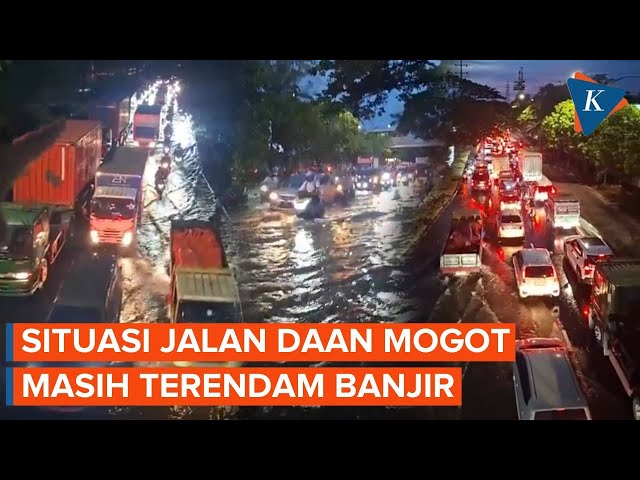 Banjir Belum Surut di Jalan Daan Mogot, Arus Lalu Lintas Masih Tersendat